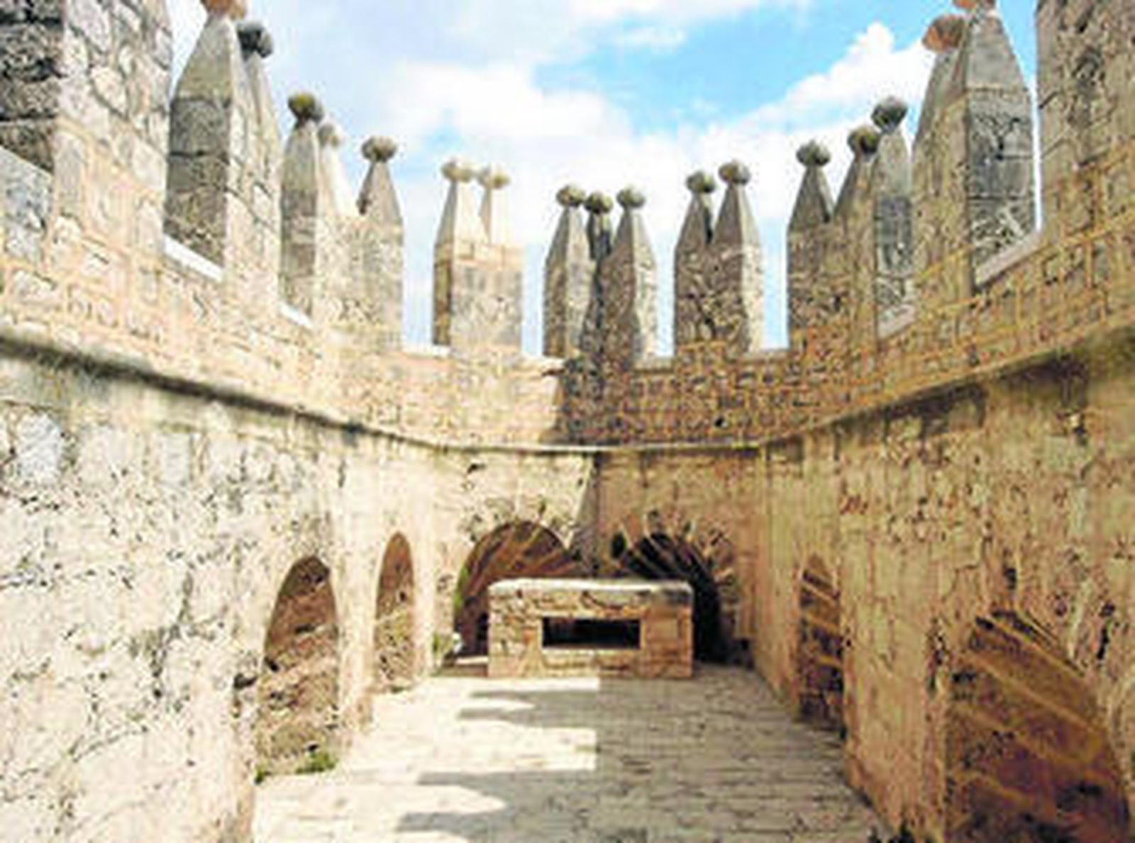 Vista de los torreones del Castillo de Vélez Blanco.