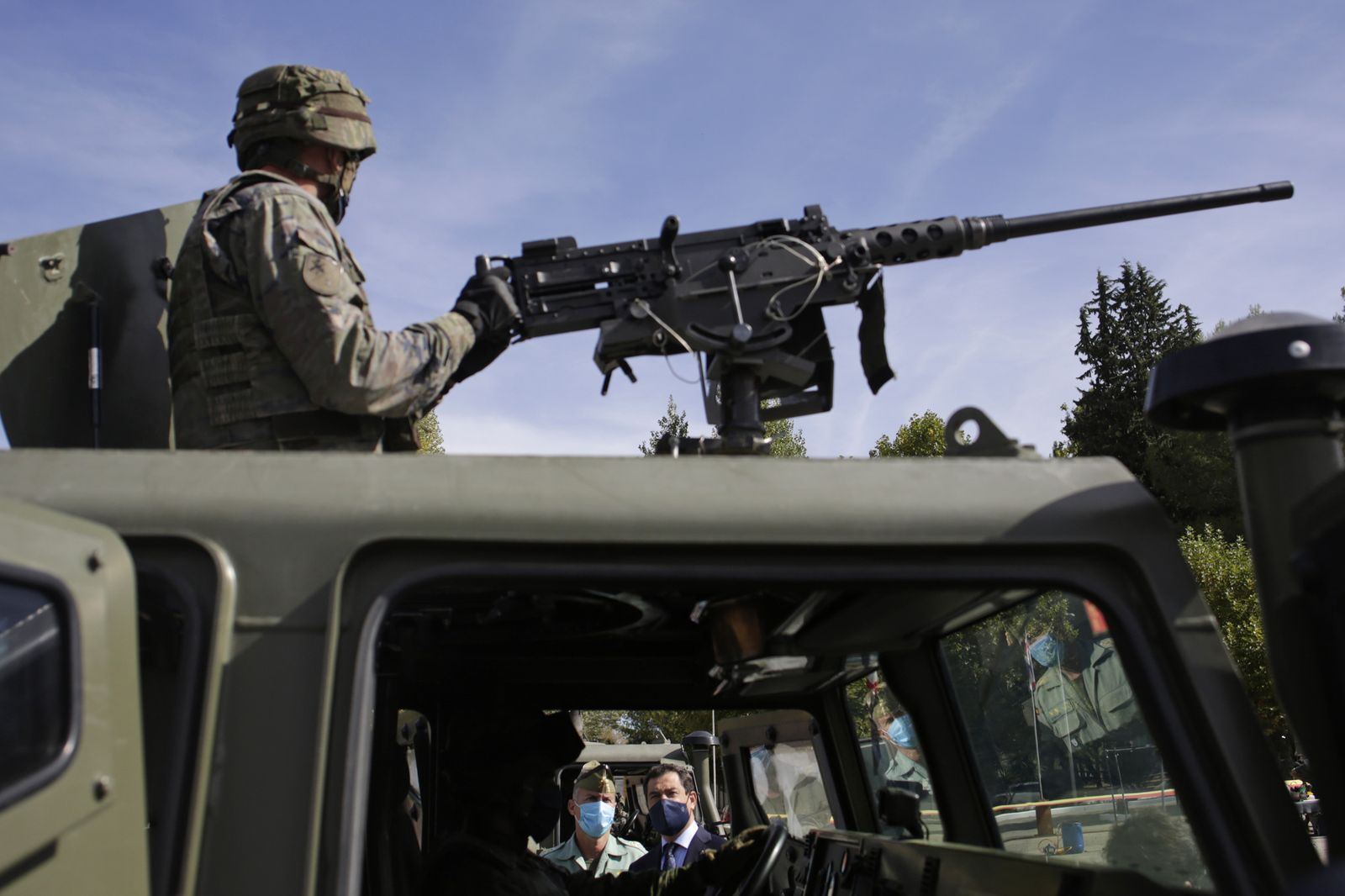 Fotos de la visita de Juanma Moreno a la Legión en Ronda