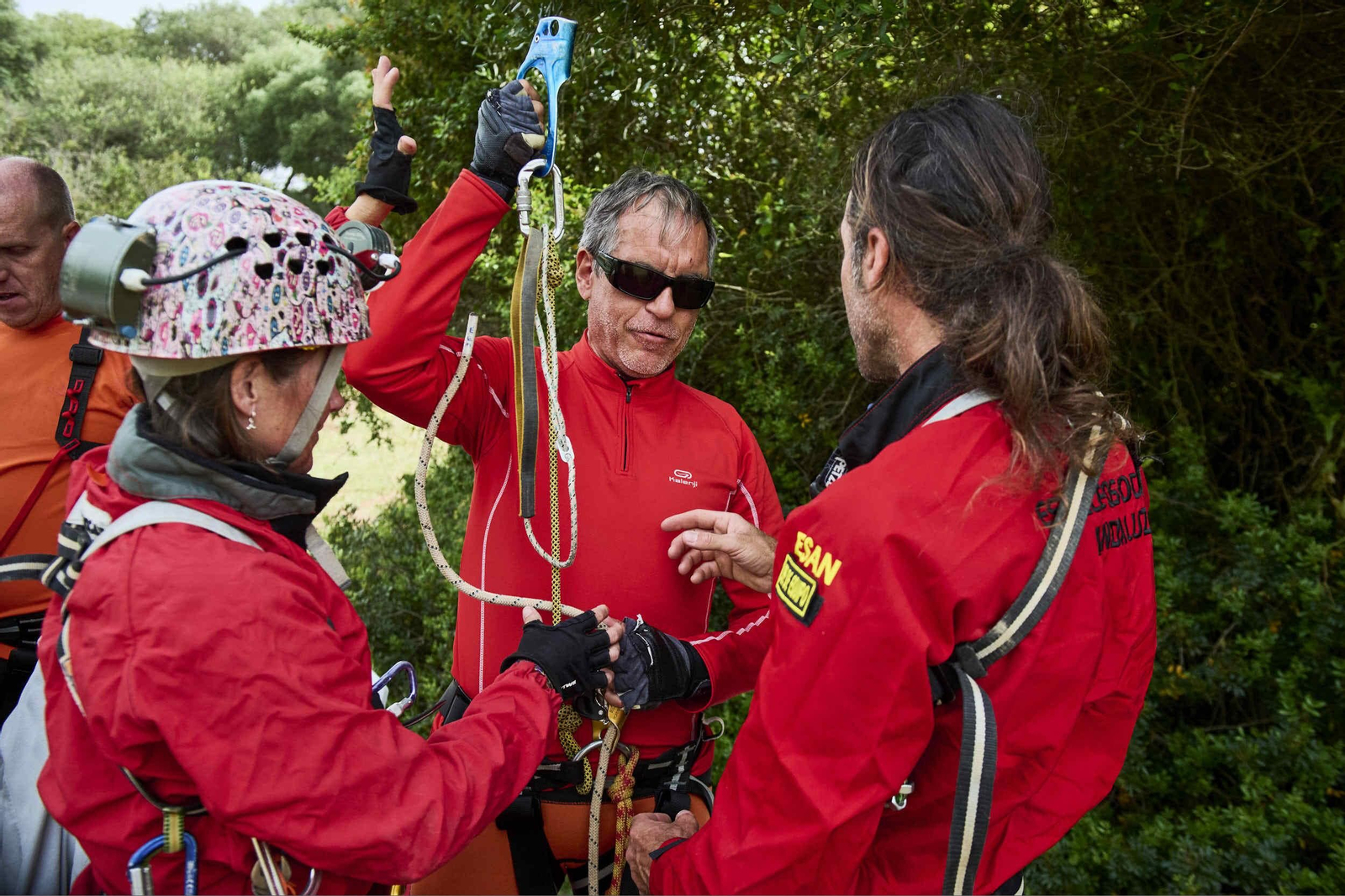 Así descienden dos personas ciegas por una cavidad de 100 metros de profundidad