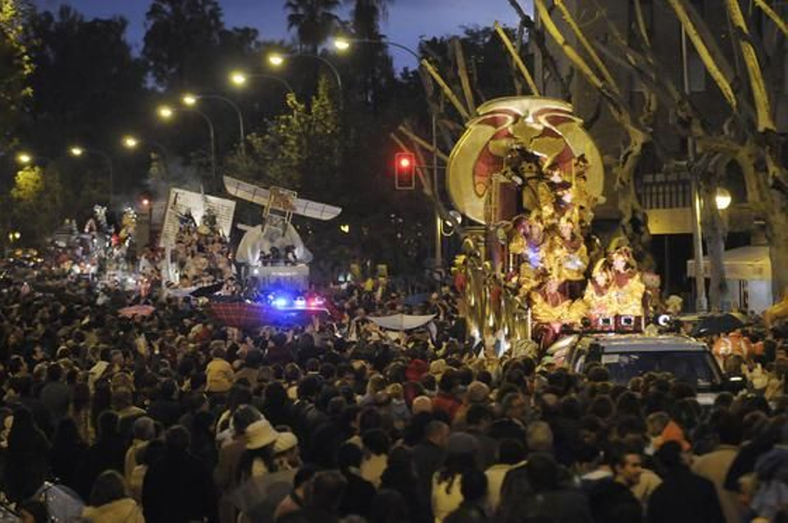 Las carrozas han salido de las antiguas cocheras de Tussam para recorrer Sevilla hasta el Mercantil.

Foto: Juan Carlos Vázquez