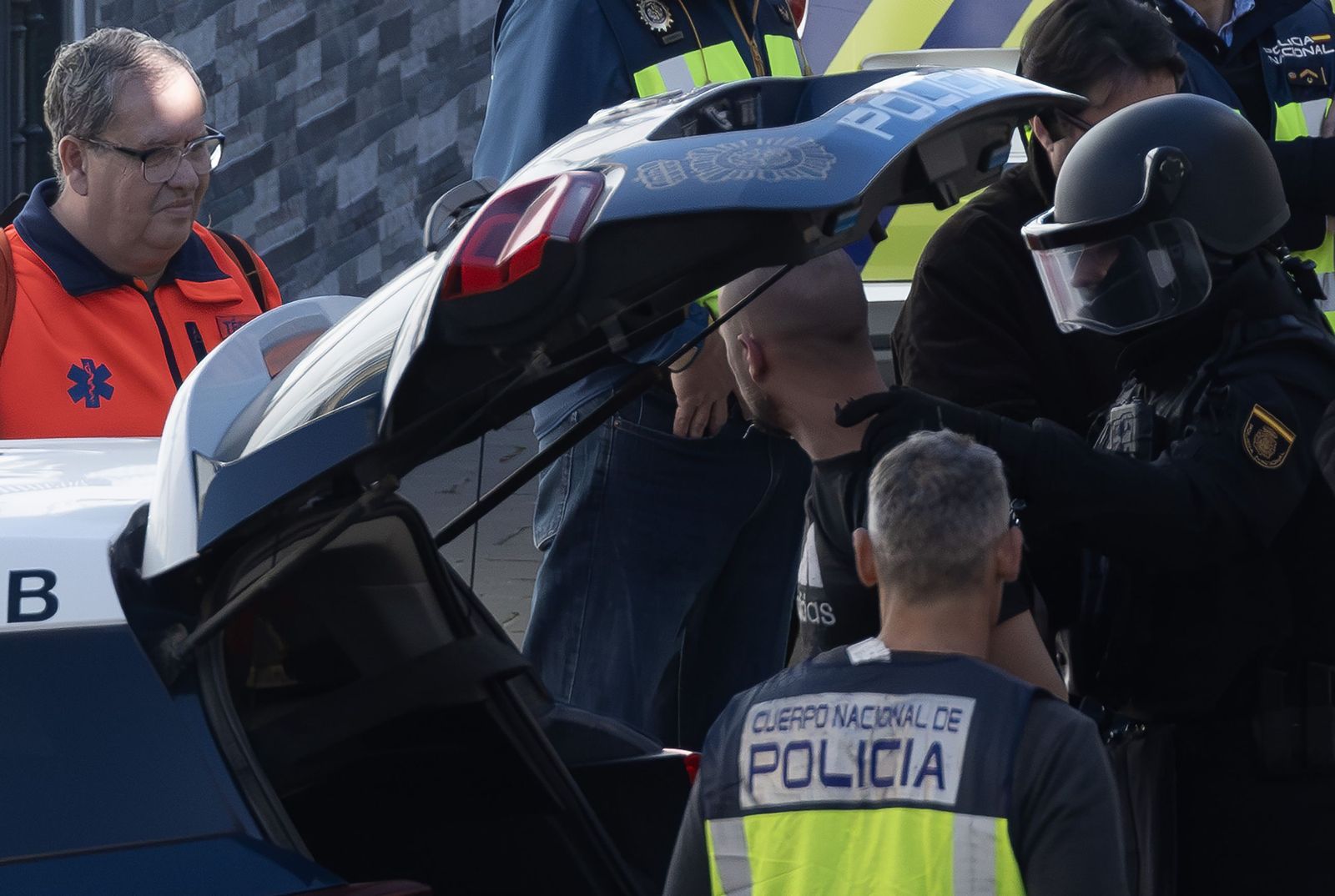 Las imágenes del despliegue policial por un hombre que se ha atrincherado en Camas