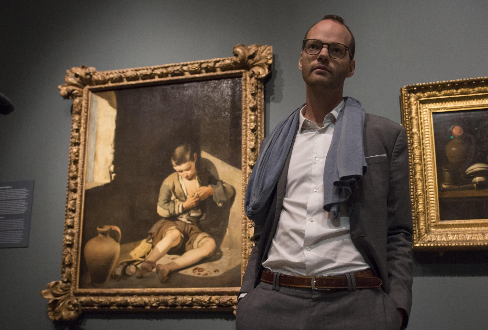 Guillaume Kientz (Estrasburgo, 1980) en la muestra de la Fundación Focus ante 'El joven mendigo' del Louvre.