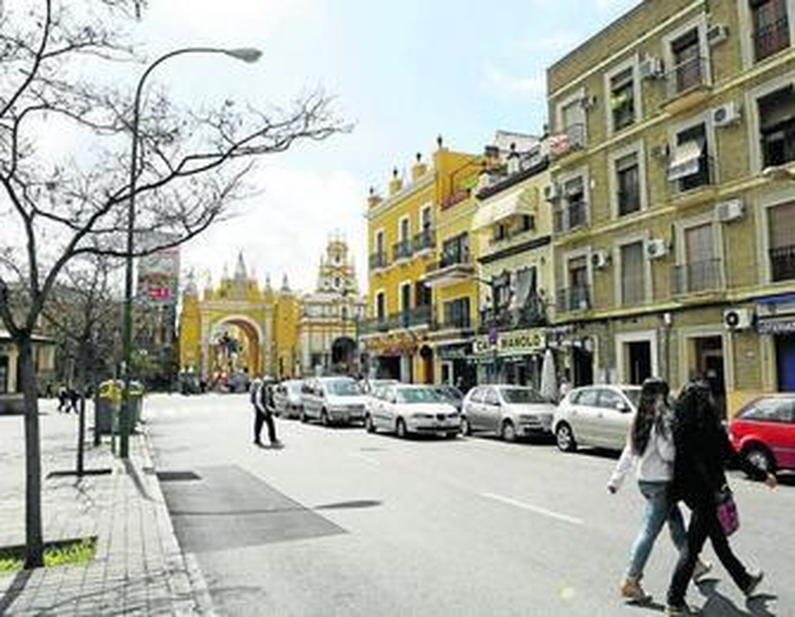 El arco y la basílica de la Macarena marcan el punto de fuga de la calle Don Fadrique.