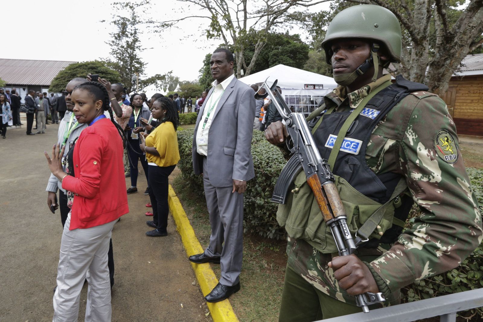 Un soldado monta guardia en la sede de la Comisión Electoral Independiente en Nairobi.