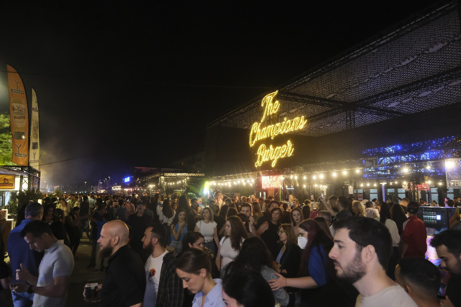 Neón y brasas en El Vial: el lleno absoluto de The Champions Burger en Córdoba Neón y brasas en El Vial: el lleno absoluto de The Champions Burger en Córdoba