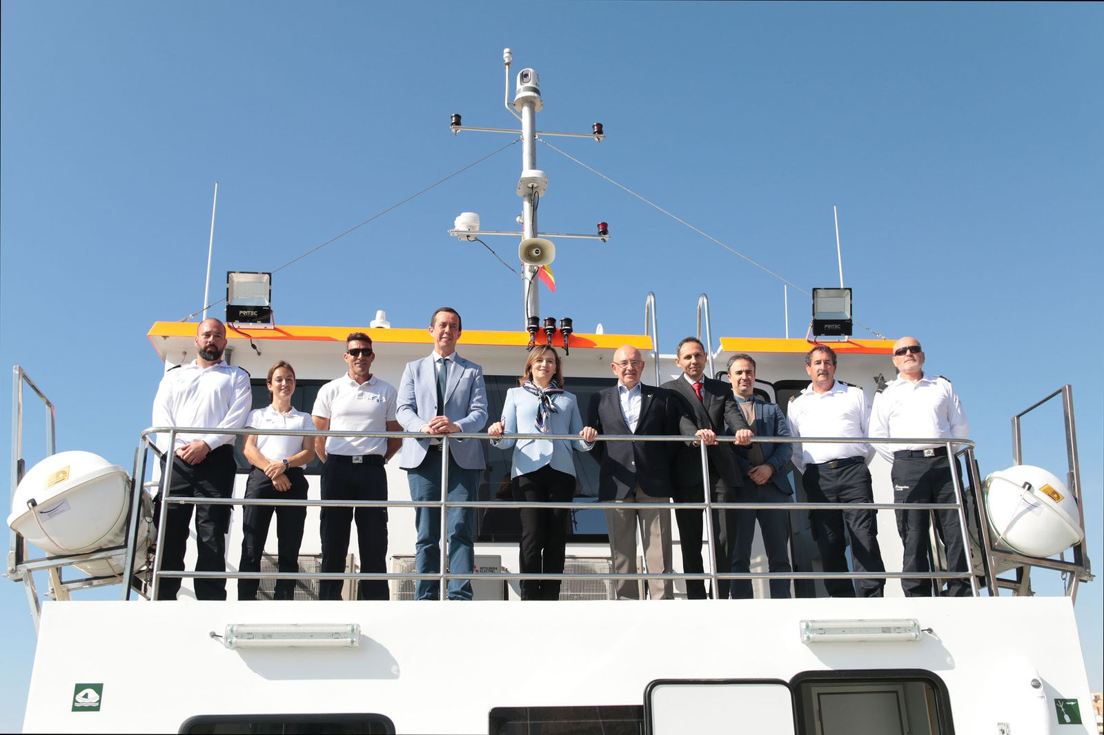 Los representantes gubernamentales y las tripulaciones del nuevo barco.