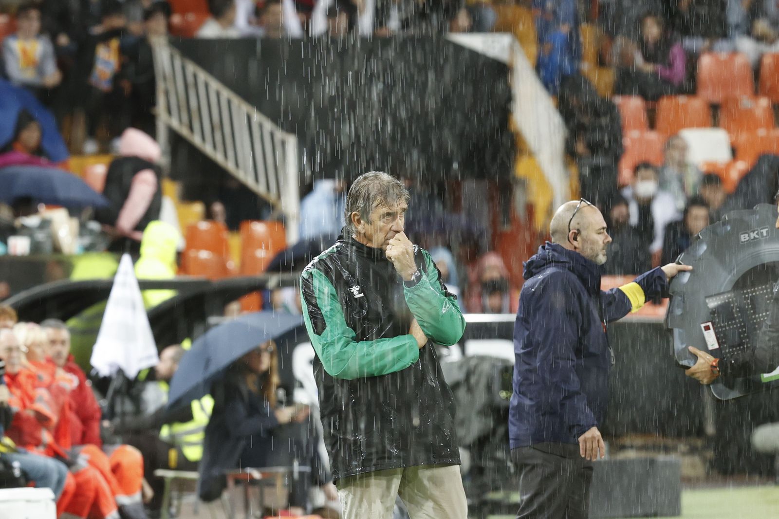 Pellegrini, bajo la lluvia en un momento del partido en la segunda parte.