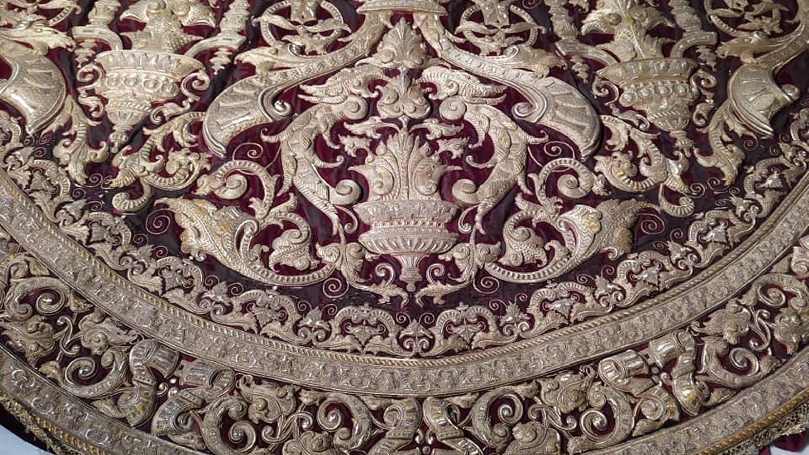 Manto de la Virgen del Socorro antes de ser restaurado