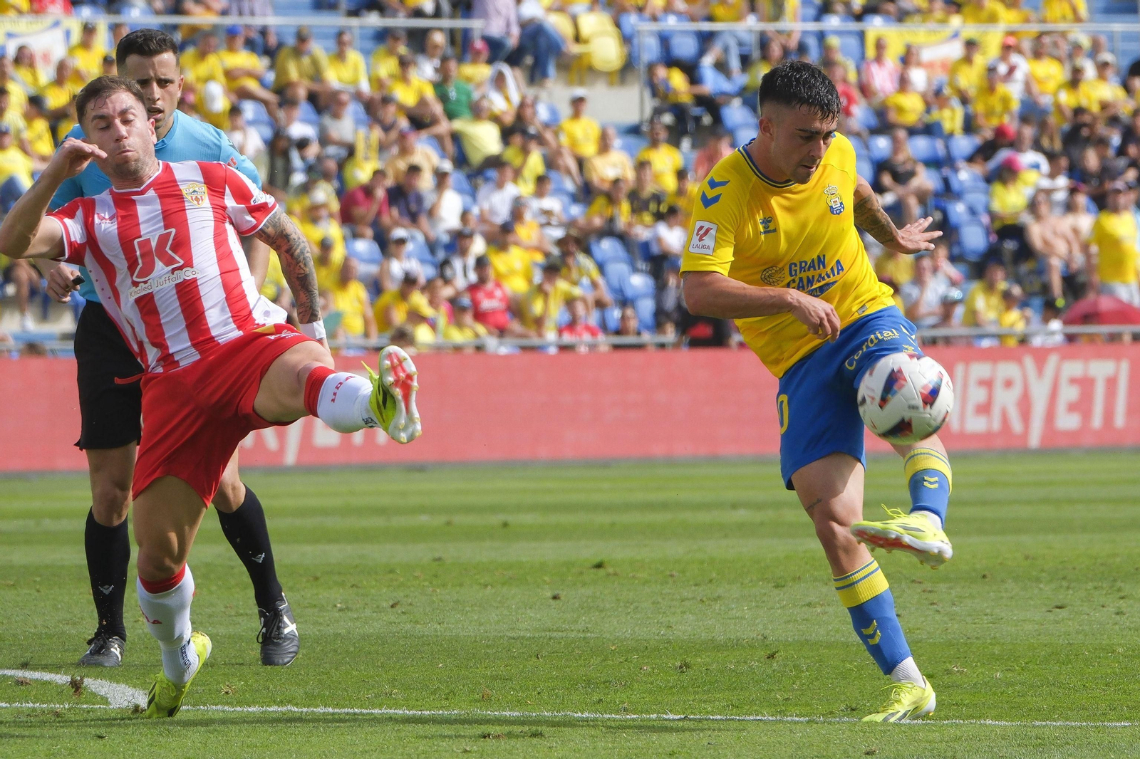 Embarba intenta taponar un disparo de Moleiro