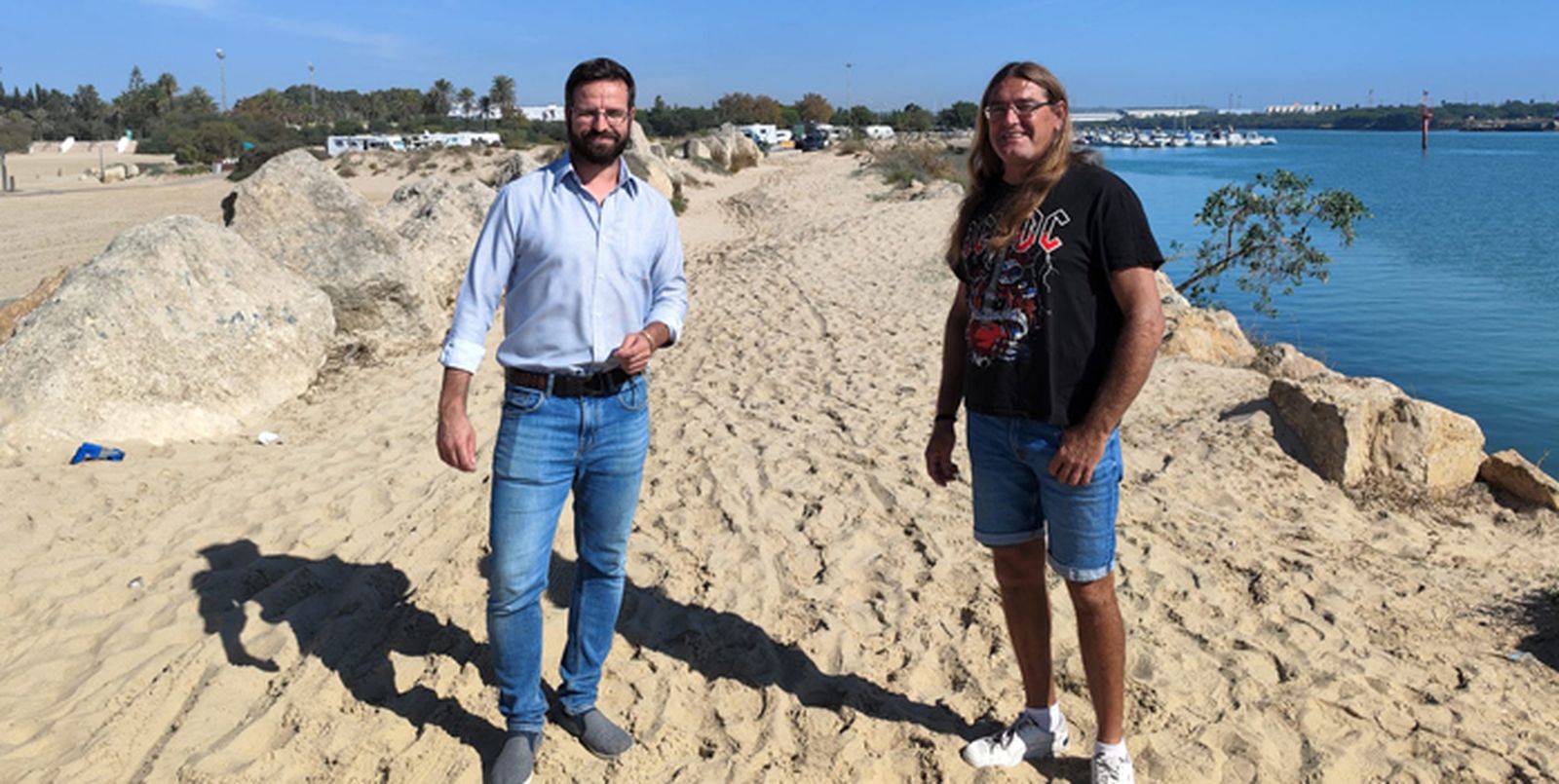 Javier Botella y Francisco Olmedo, junto al espigón.