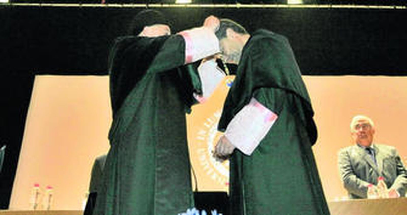 Pedro Molina hace entrega del bastón de mando y la insignia en la investidura de Carmelo Rodríguez como rector magnífico de la Universidad de Almería