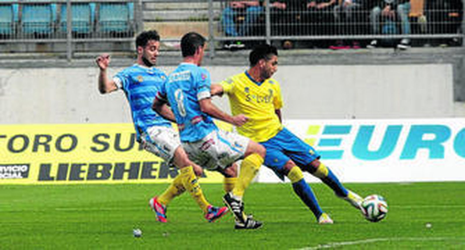 Jona golpea el balón con la bota izquierda ante la oposición de dos jugadores del Lucena en el encuentro disputado el pasado domingo.