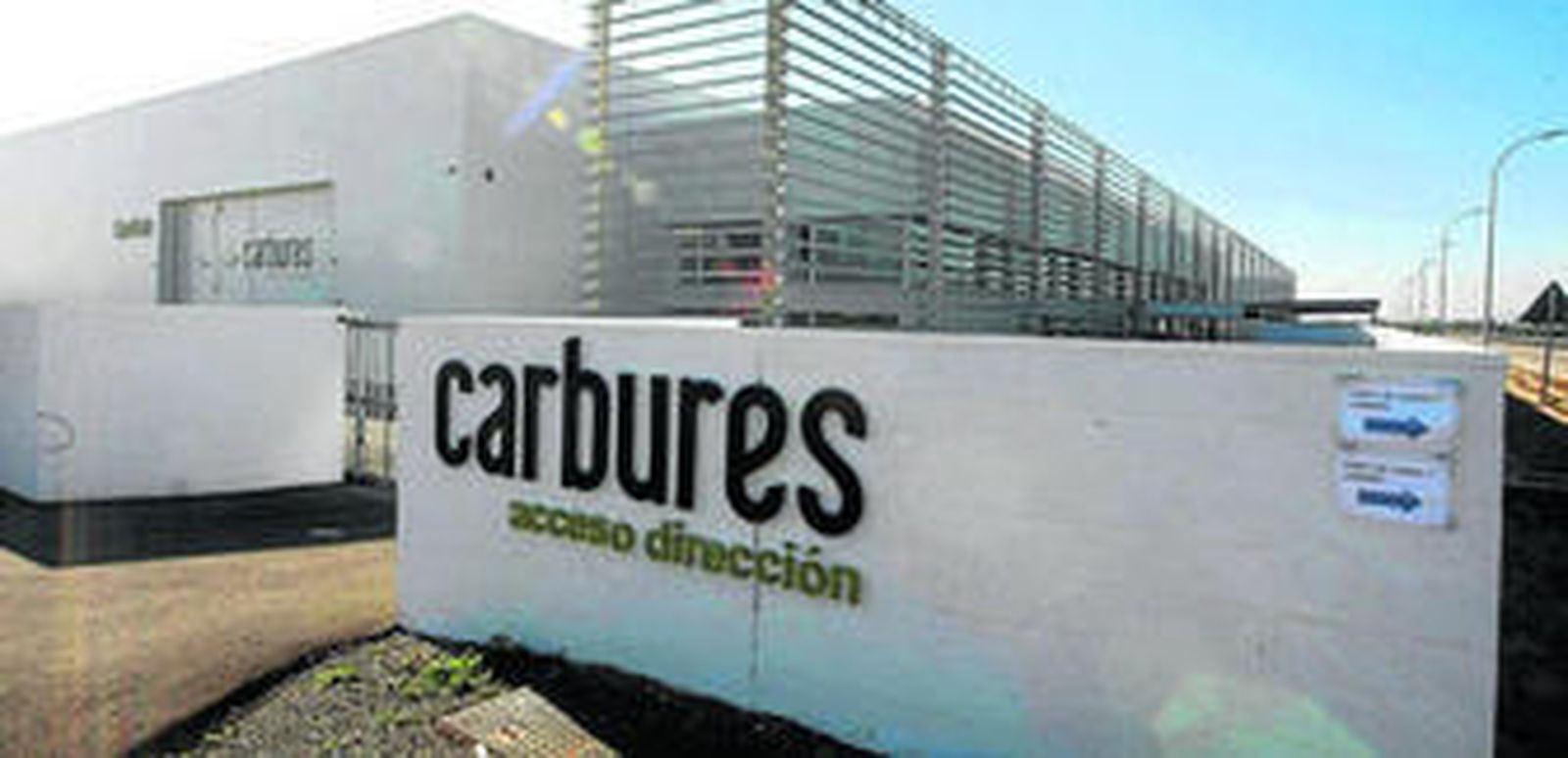 Acceso a la factoría de Carbures en Jerez.