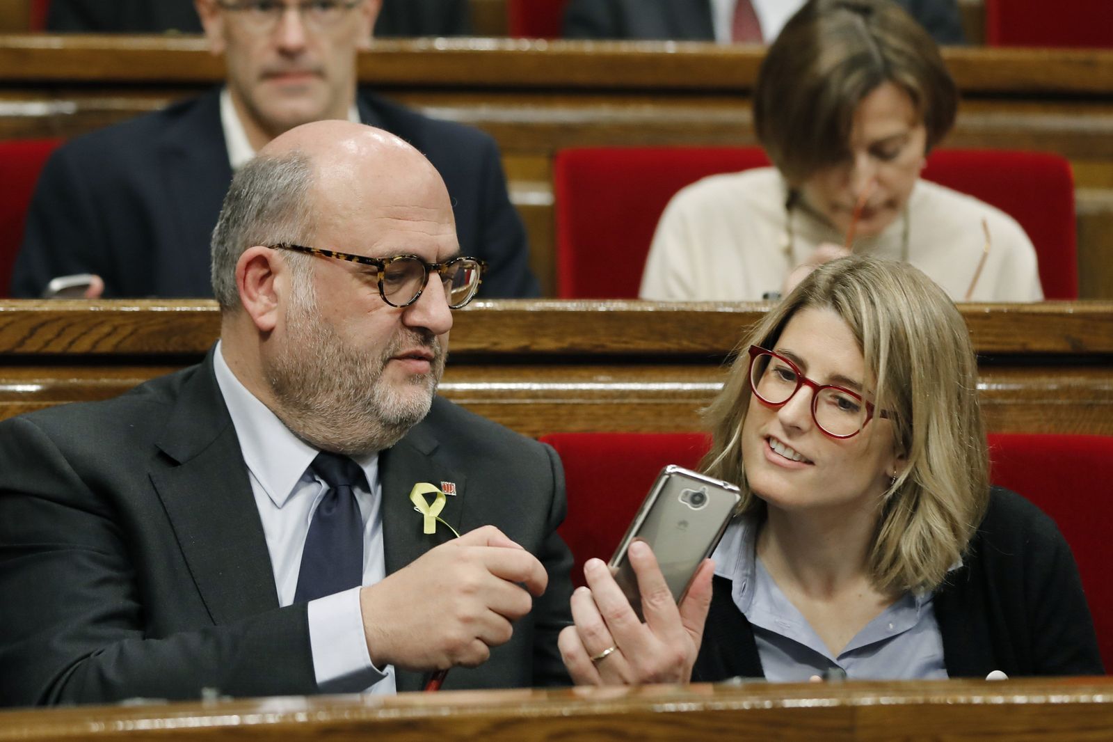 Los diputados de JxCat Eduard Pujol y Elsa Artadi durante el Pleno del 'Parlament' celebrado el pasado 1 de marzo.