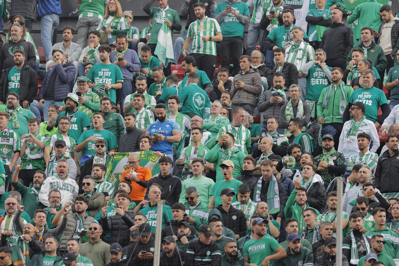 La afición del Real Betis canta "Júnior, quédate"