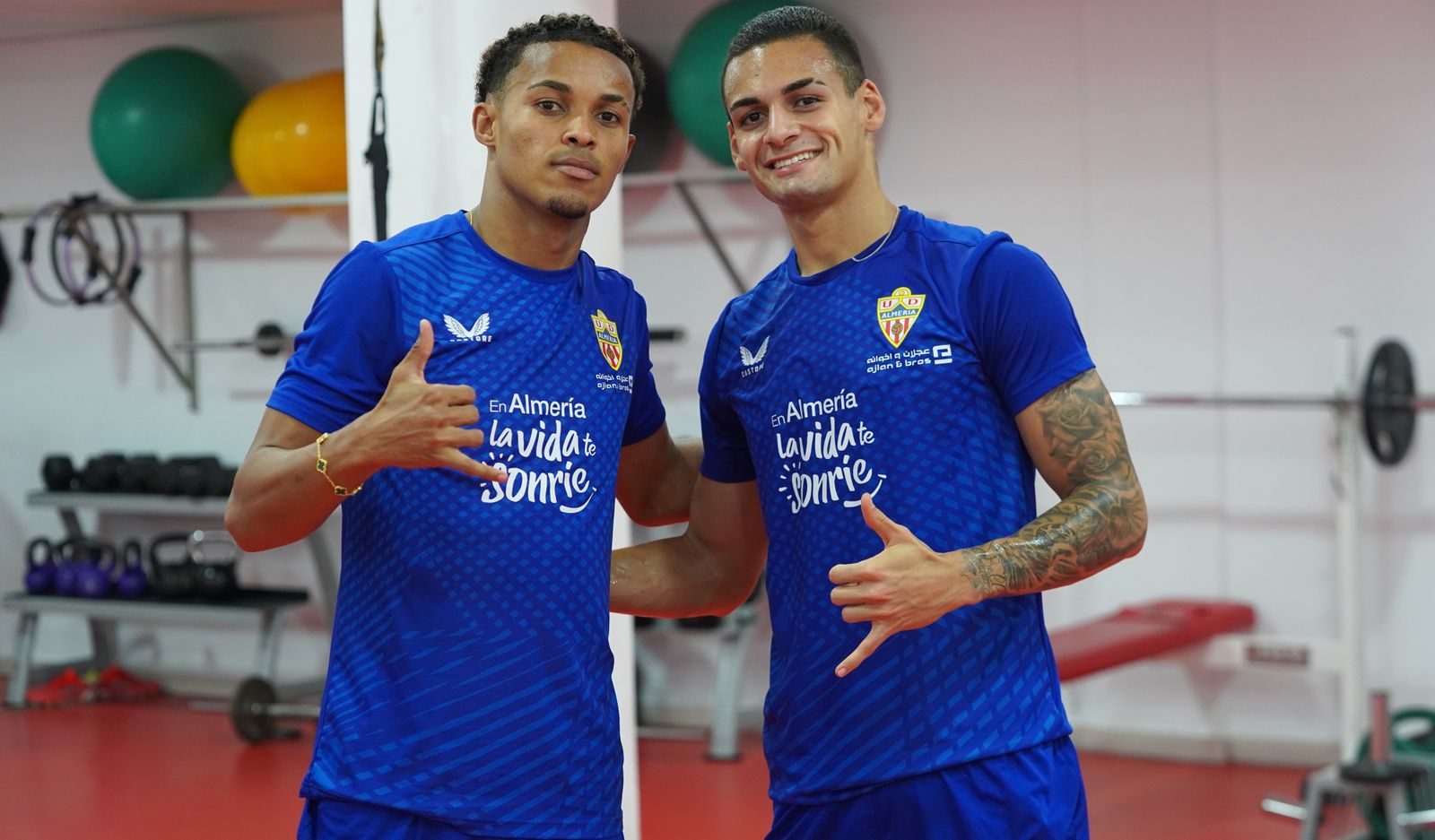 Lázaro Vinicius con su compatriota Kaiky Fernandes tras regresar de su estancia con Brasil sub-23