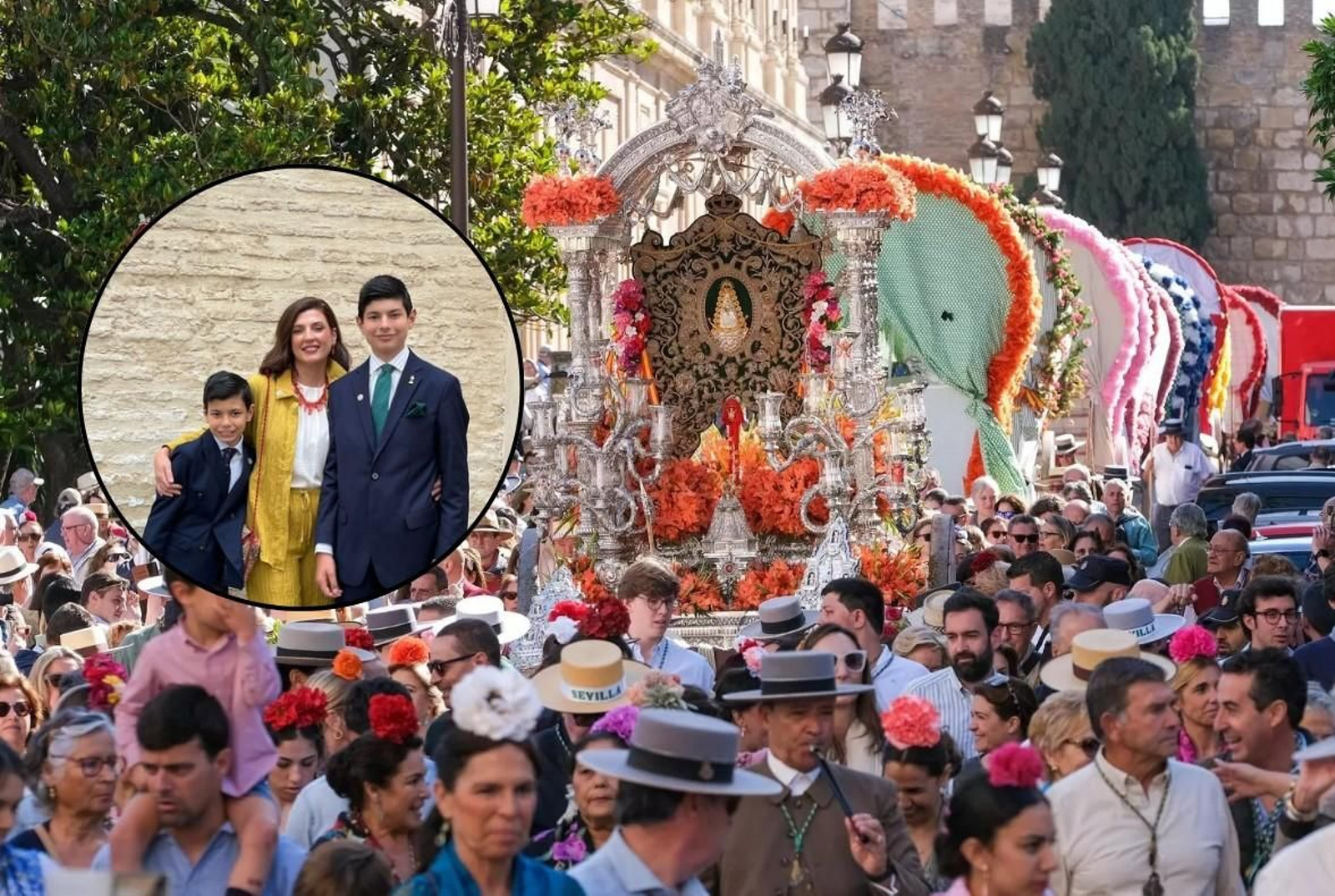 Cristina González-Serna, junto a sus hijos Antonio y Pepe