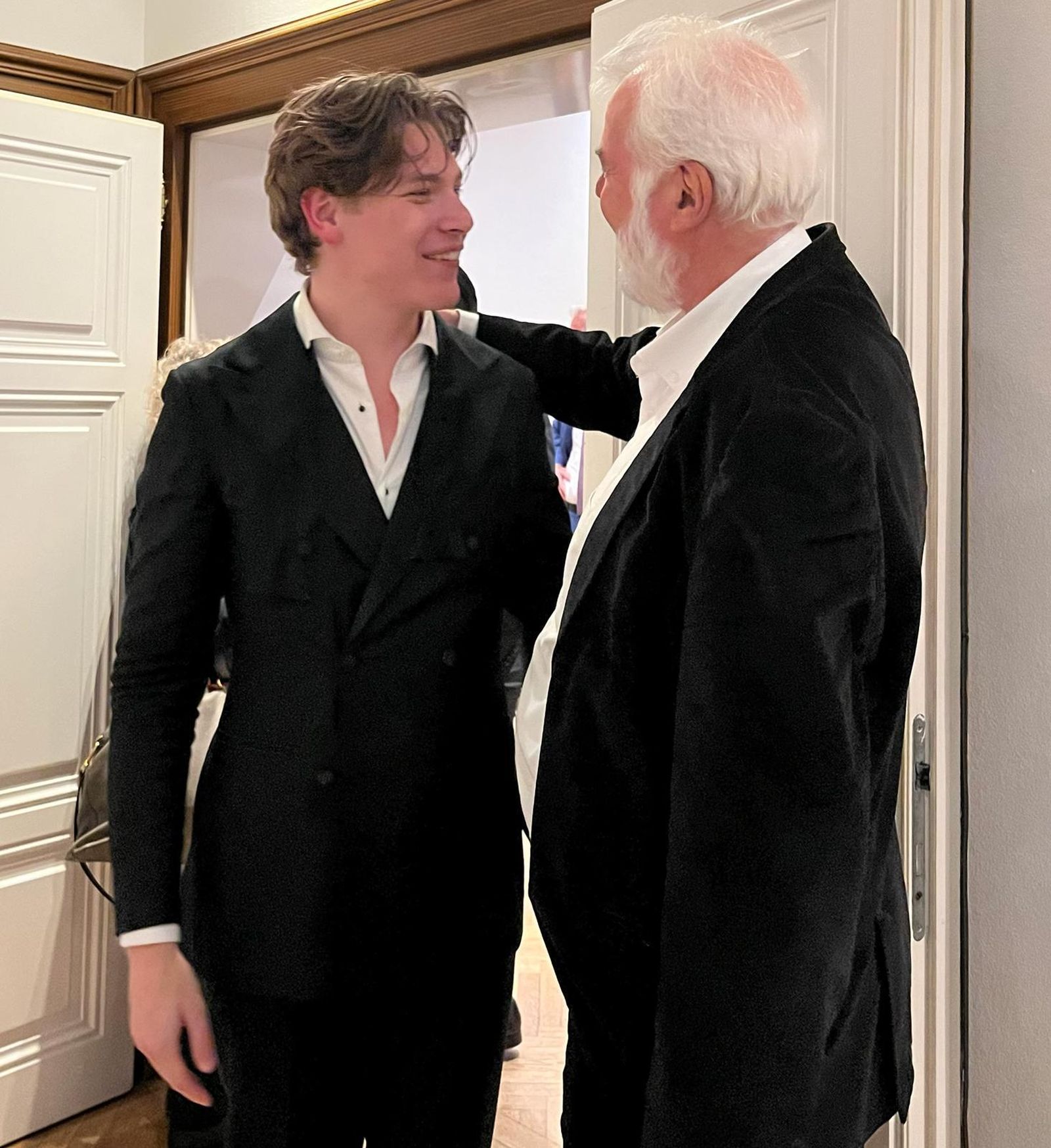 Moral saluda a Makela durante el acto celebrado en Viena.