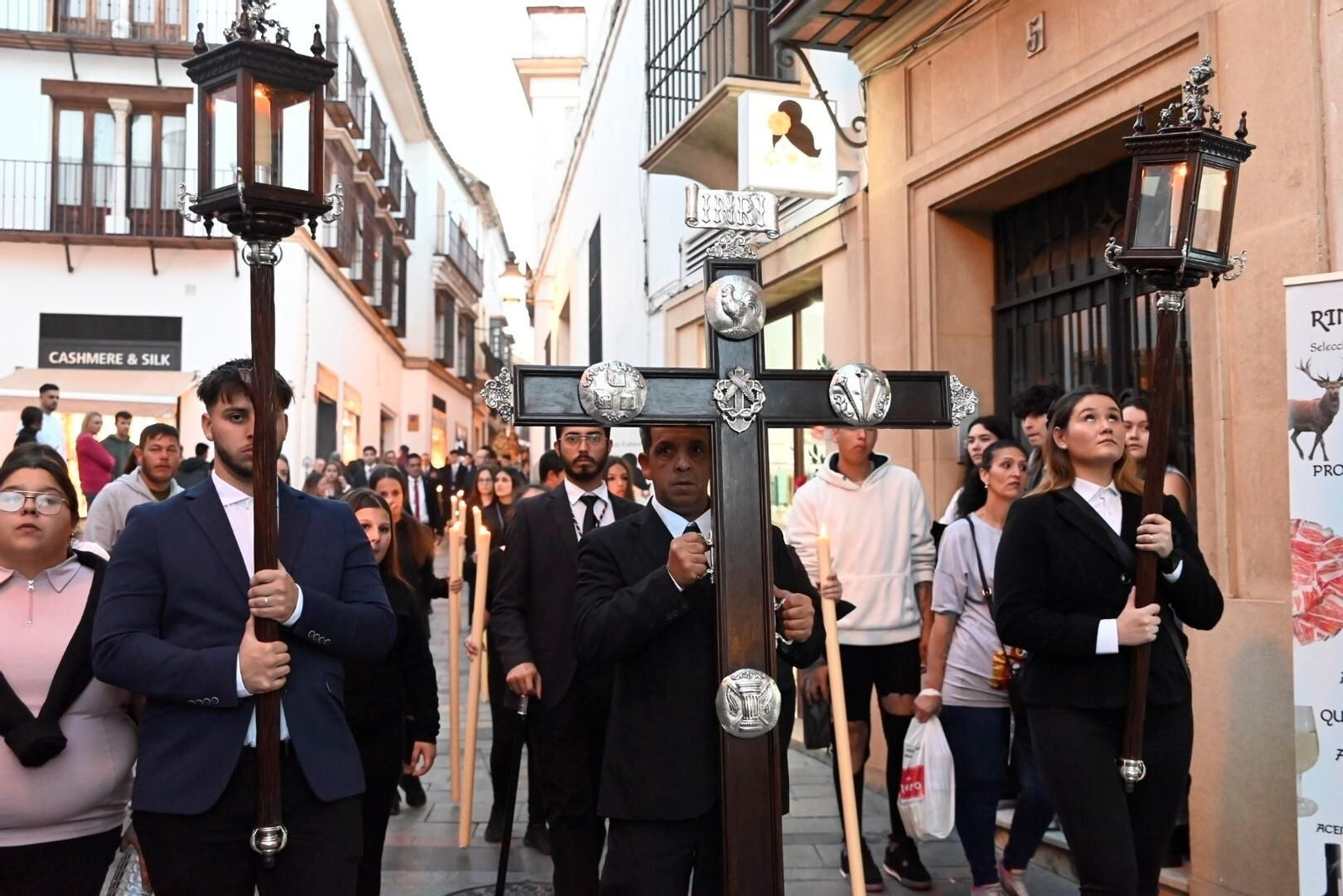 El Cristo de la Piedad preside el vía crucis de las cofradías, en imágenes