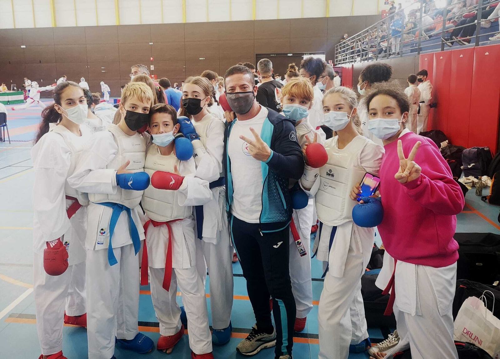 Los alumnos del Kanku con Cayetano García en Nerja