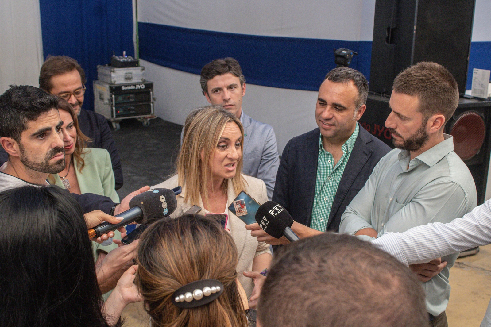 Marifrán Carazo atiende a los medios en la caseta del PP