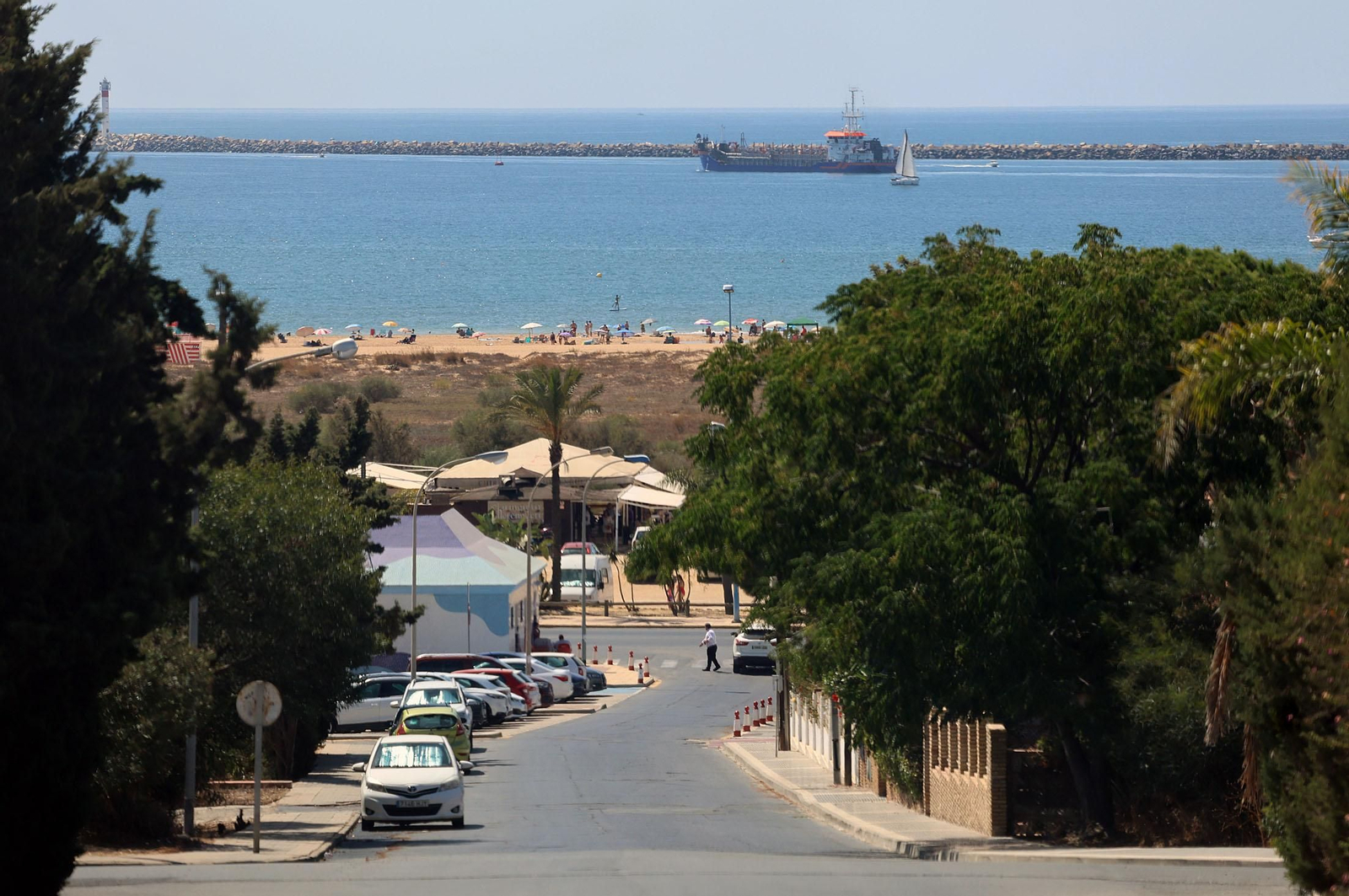 Imágenes del ambiente en las playas de Huelva durante la mañana del domingo