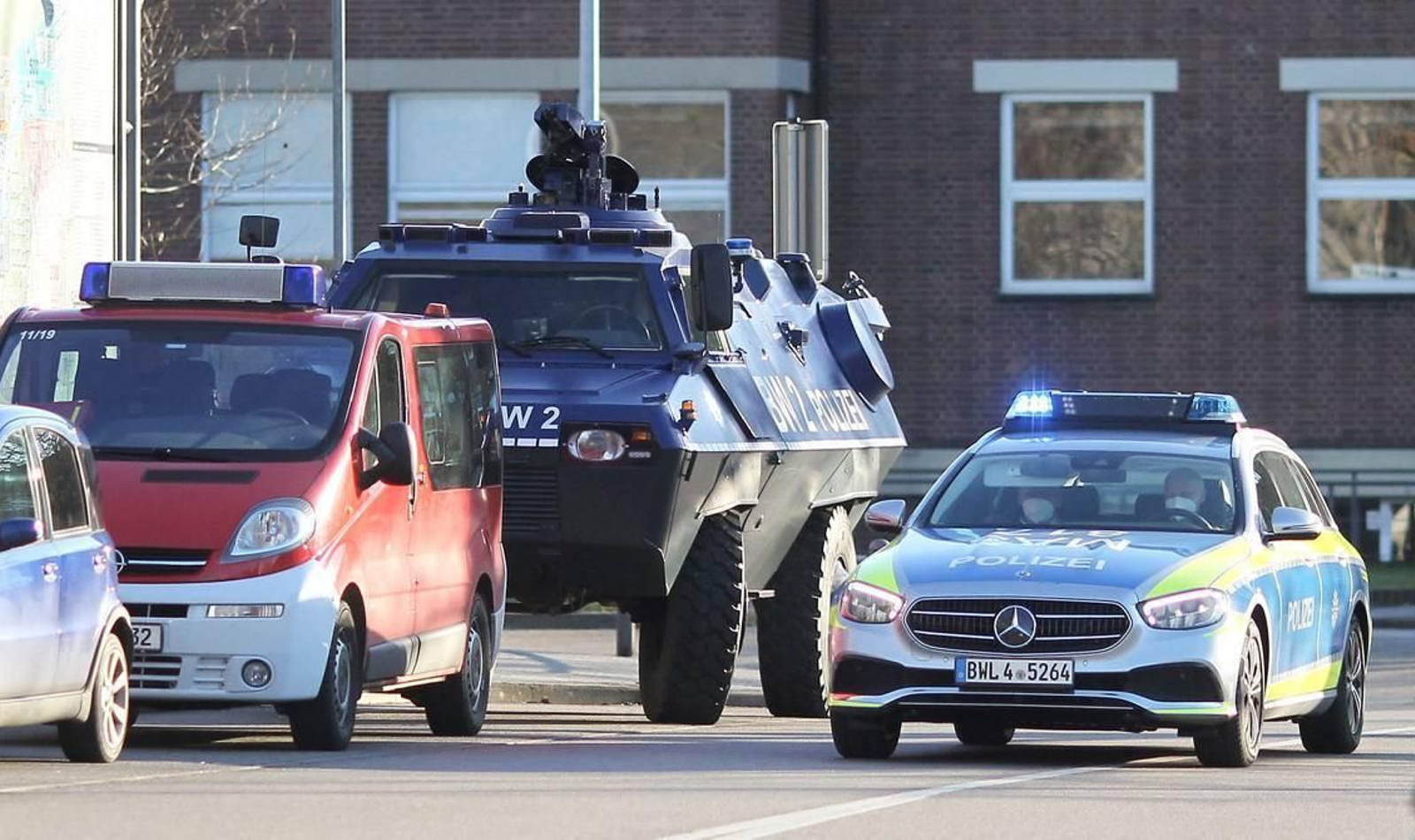 La policía alemana y el ejército se acercan al lugar de los hechos