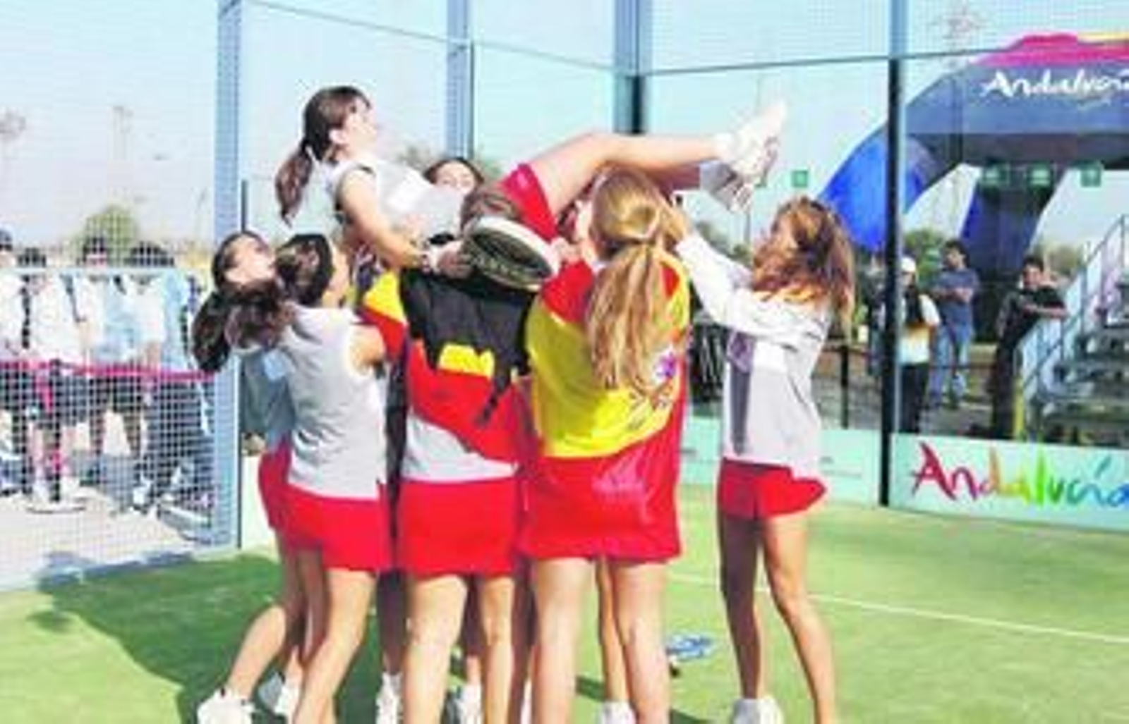 El equipo femenino mantea a una de las jugadoras tras el triunfo final.