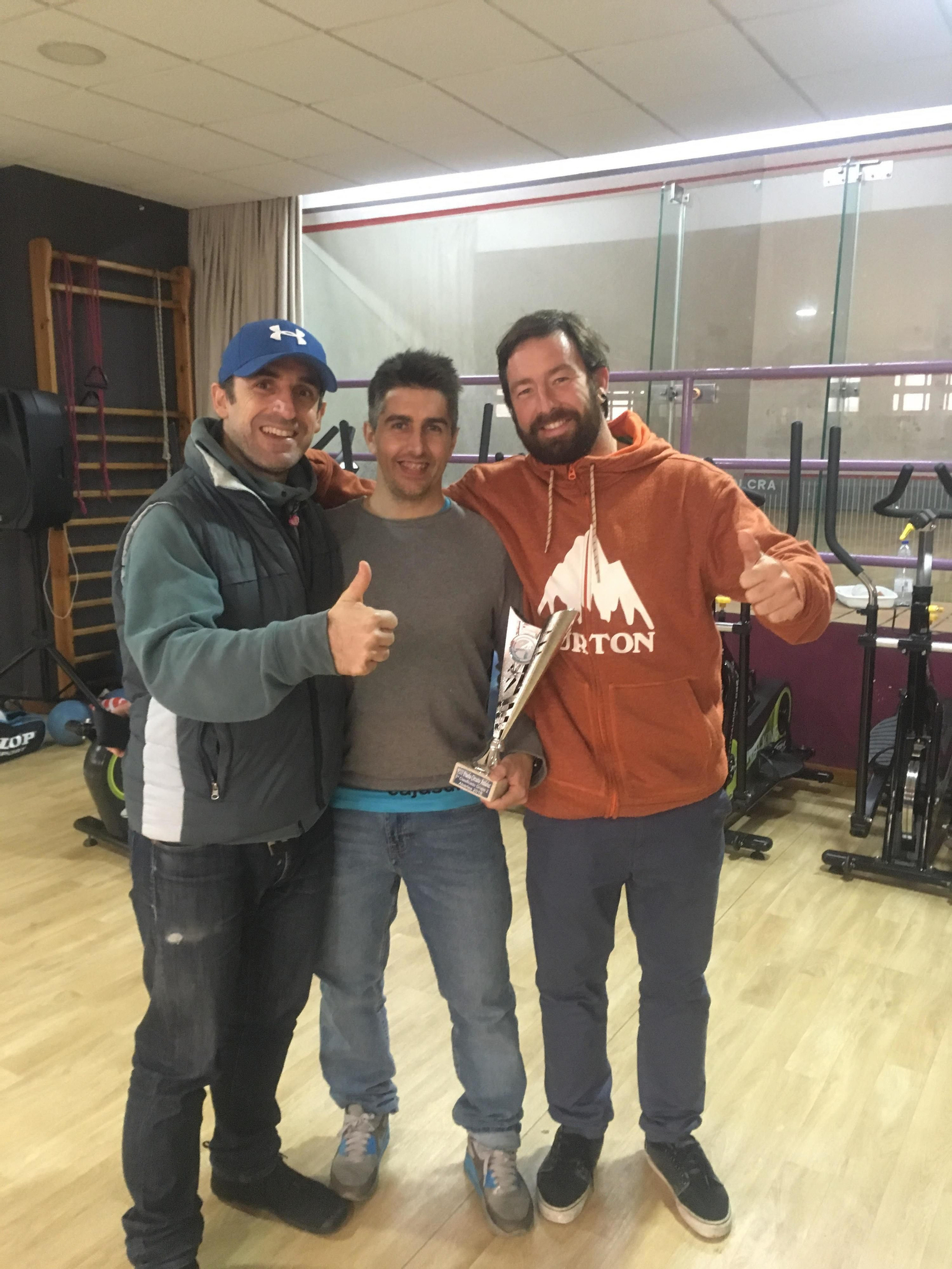 Pedro Guil, Francisco Pérez y Miguel Gómez con el trofeo de campeón de Segunda Categoría.