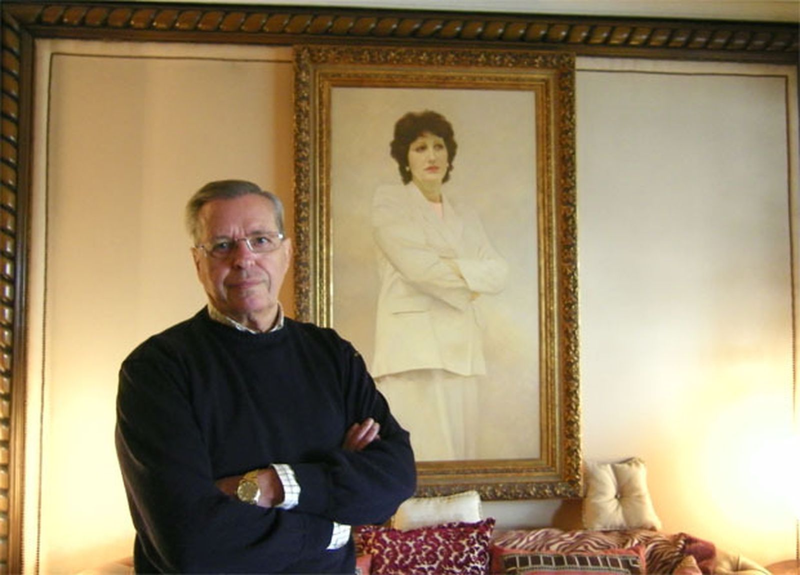 Alejandro Fernández, en una imagen de 2010, ante un cuadro con la imagen de su esposa, Natividad Mateos.