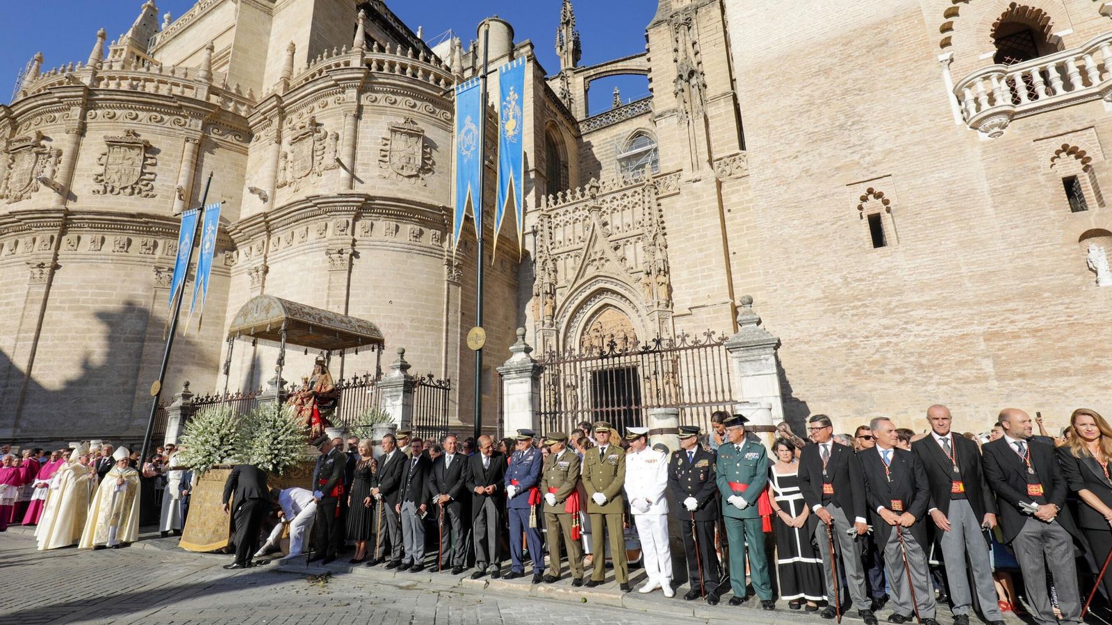 Las autoridades religiosas, civiles y militares despiden a la Patrona al concluir la procesión.