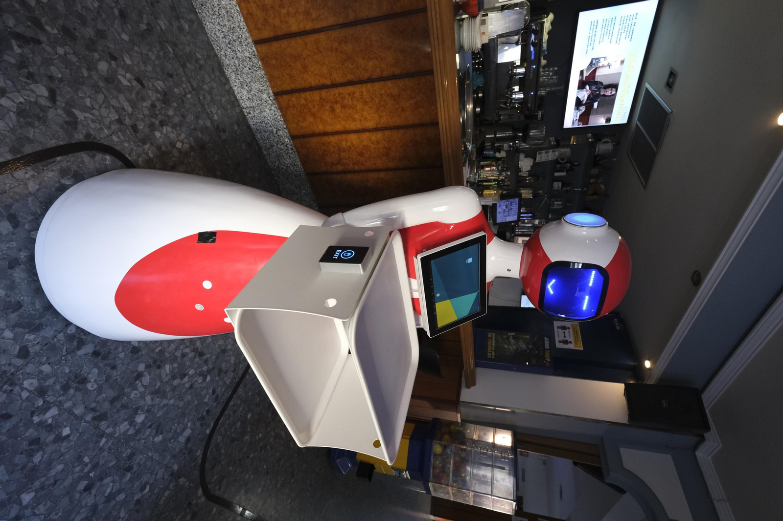 Fotogalería de Herbelita, la robot camarera de El Alquián.