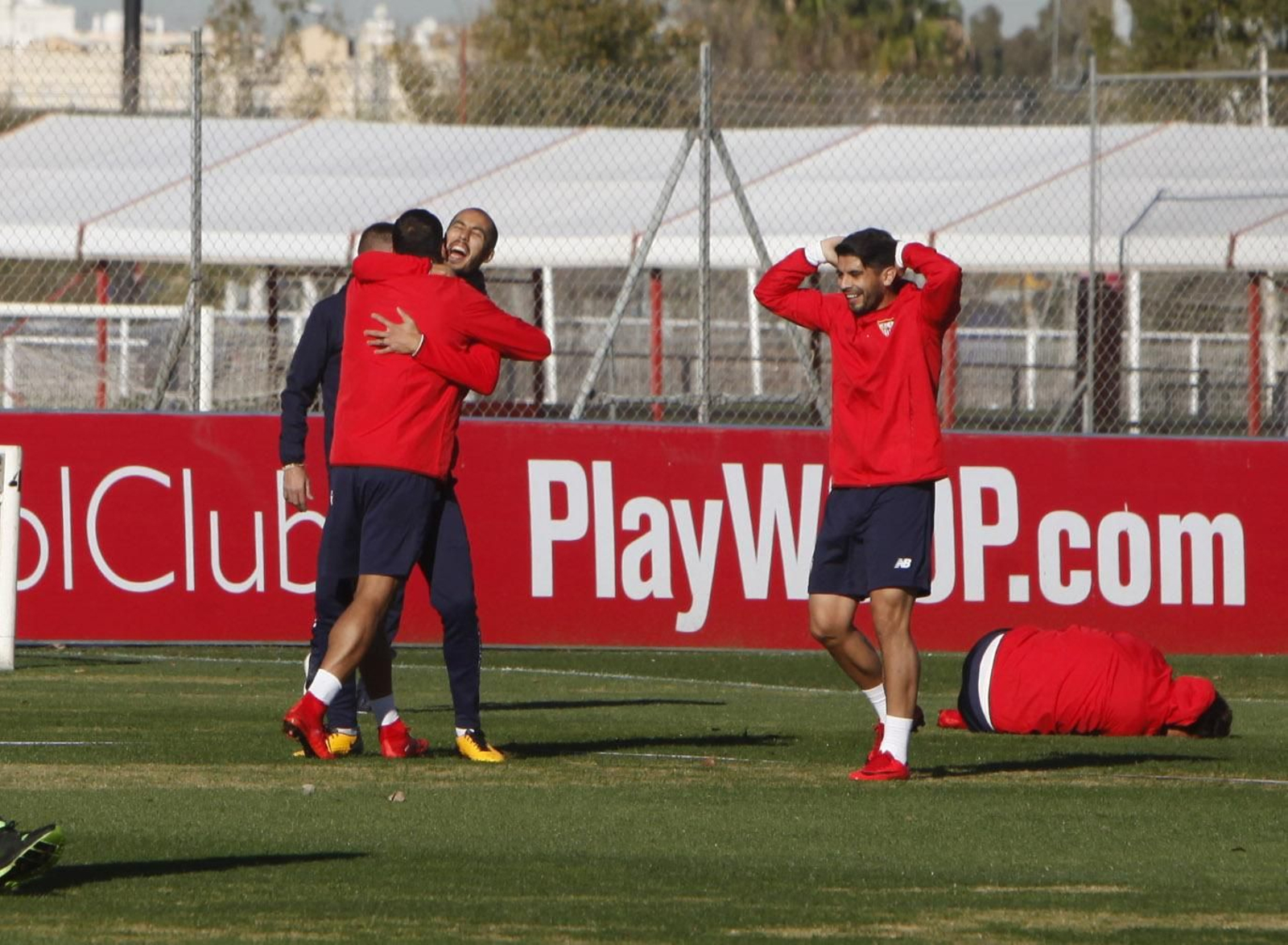 Mercado y Pizarro se abrazan entre risas mientras Banega los observa alegre y Franco Vázquez yace en el suelo tras una broma de los argentinos.