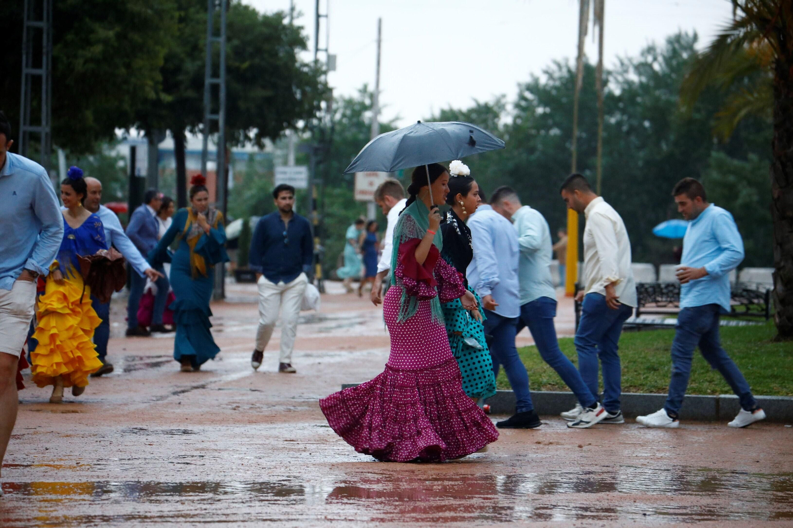 La intensa lluvia de este sábado en la Feria de Córdoba, en imágenes