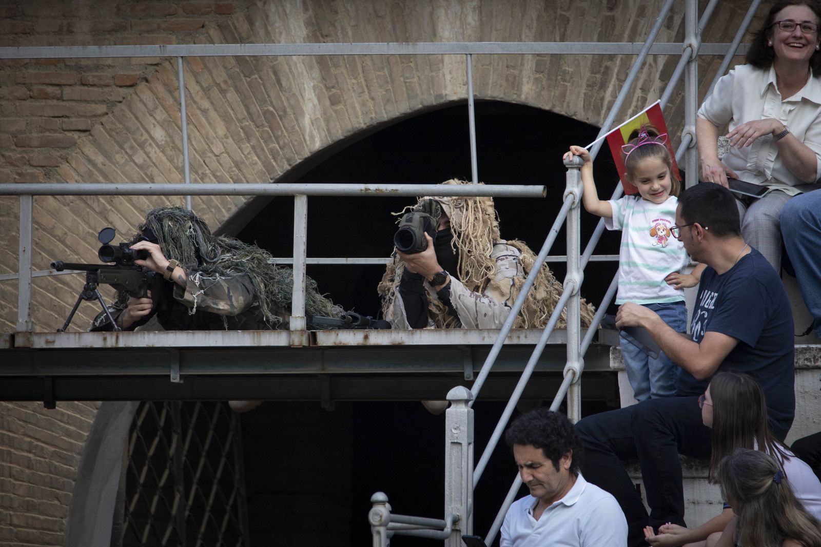 La exhibición del Ejército en la Plaza de Toros de Granada, en imágenes