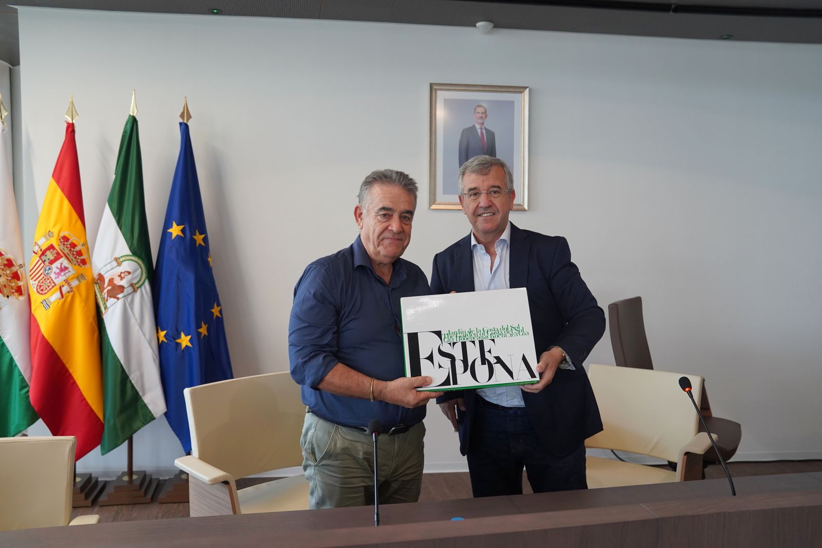 El alcalde de Estepona, José María García Urbano (D.), y el regidor de Almonte, Francisco Bella.