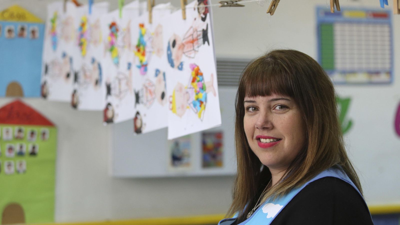 La maestra en una de sus aulas.