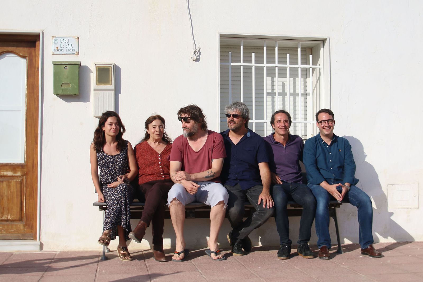 El diputado Fernando Giménez con el equipo técnico y artístico de la película en las Salinas de Cabo de Gata.