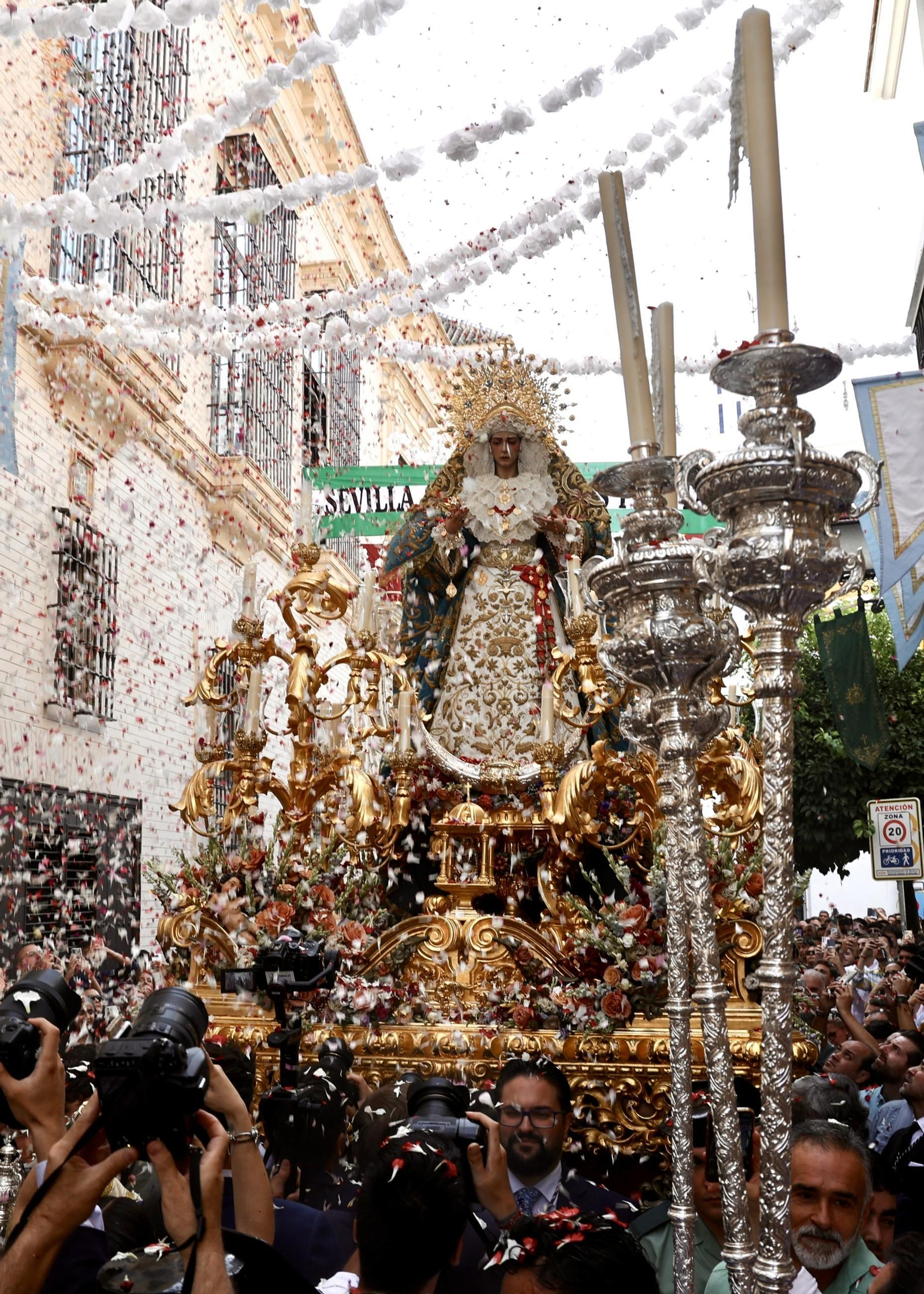 Las imágenes del traslado de la Virgen del Rocío al Salvador