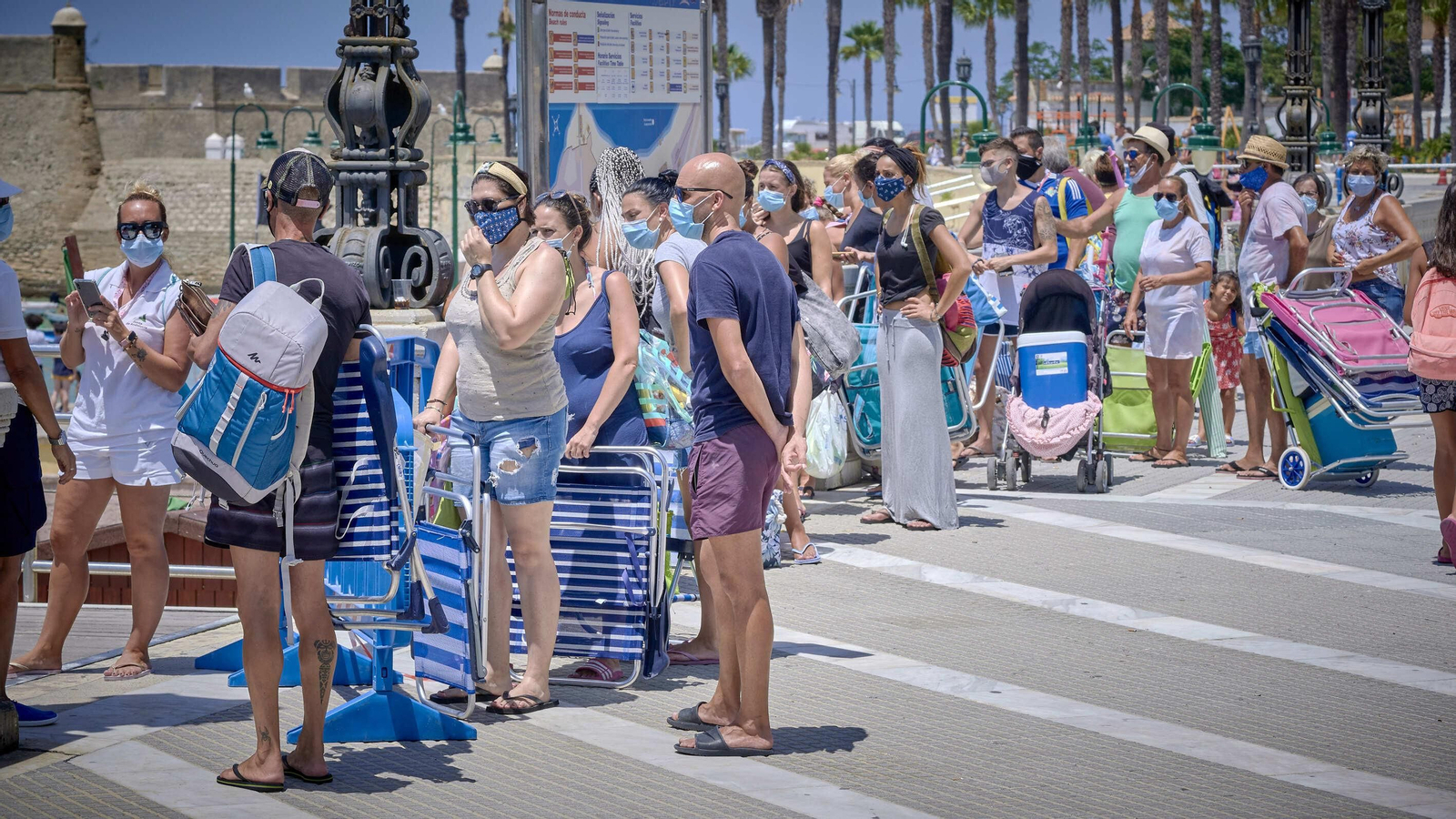 Imágenes inéditas en La Caleta con colas para entrar al completarse el aforo