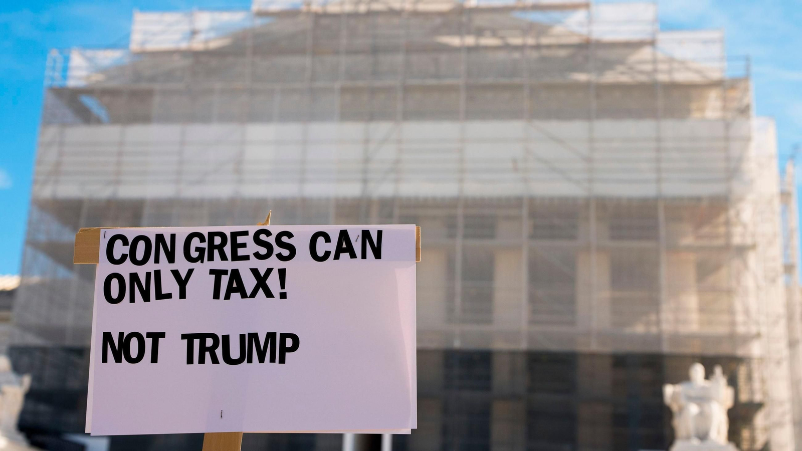 Protestas ante el Tribunal Supremo de EEUU durante la vista para dictaminar sobre los aranceles de Donald Trump.