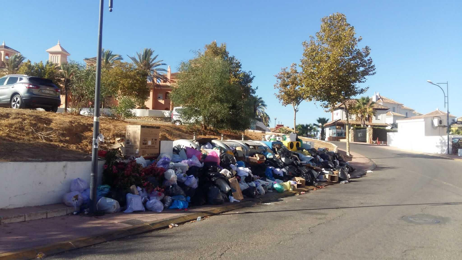 La basura se acumula en las calles de Almonte, El Rocío y Matalascañas.