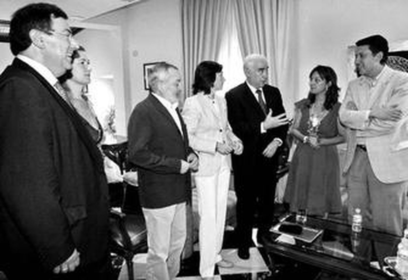 Imagen de archivo de una reunión de responsables municipales con el consejero de Turismo.