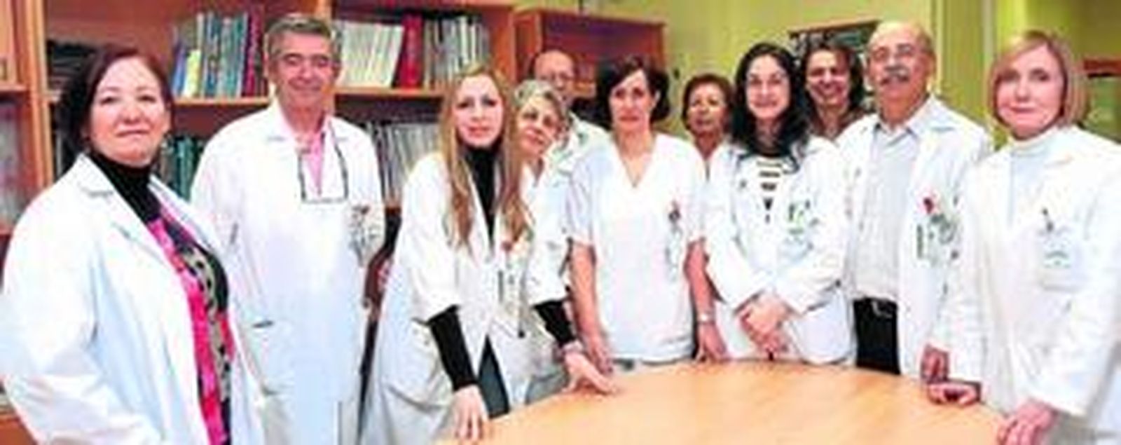 Imagen de grupo del servicio, que tiene una estrecha relación con otras unidades hospitalarias relacionadas con el tratamiento oncológico y su diseño.