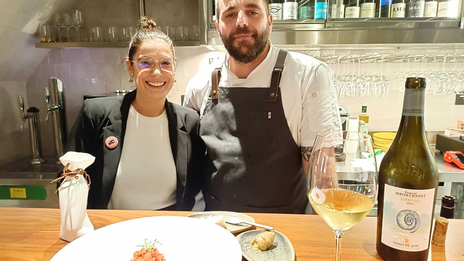Fátima Villanueva, sumiller y a cargo de la sala, y el chef Jesús León.