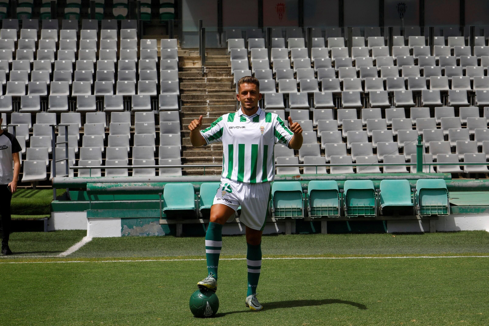Las mejores fotos de la presentación de Isma Ruiz como jugador del Córdoba CF Las mejores fotos de la presentación de Isma Ruiz como jugador del Córdoba CF