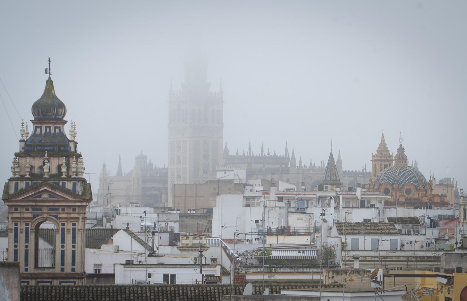 Las imágenes de la niebla en Sevilla