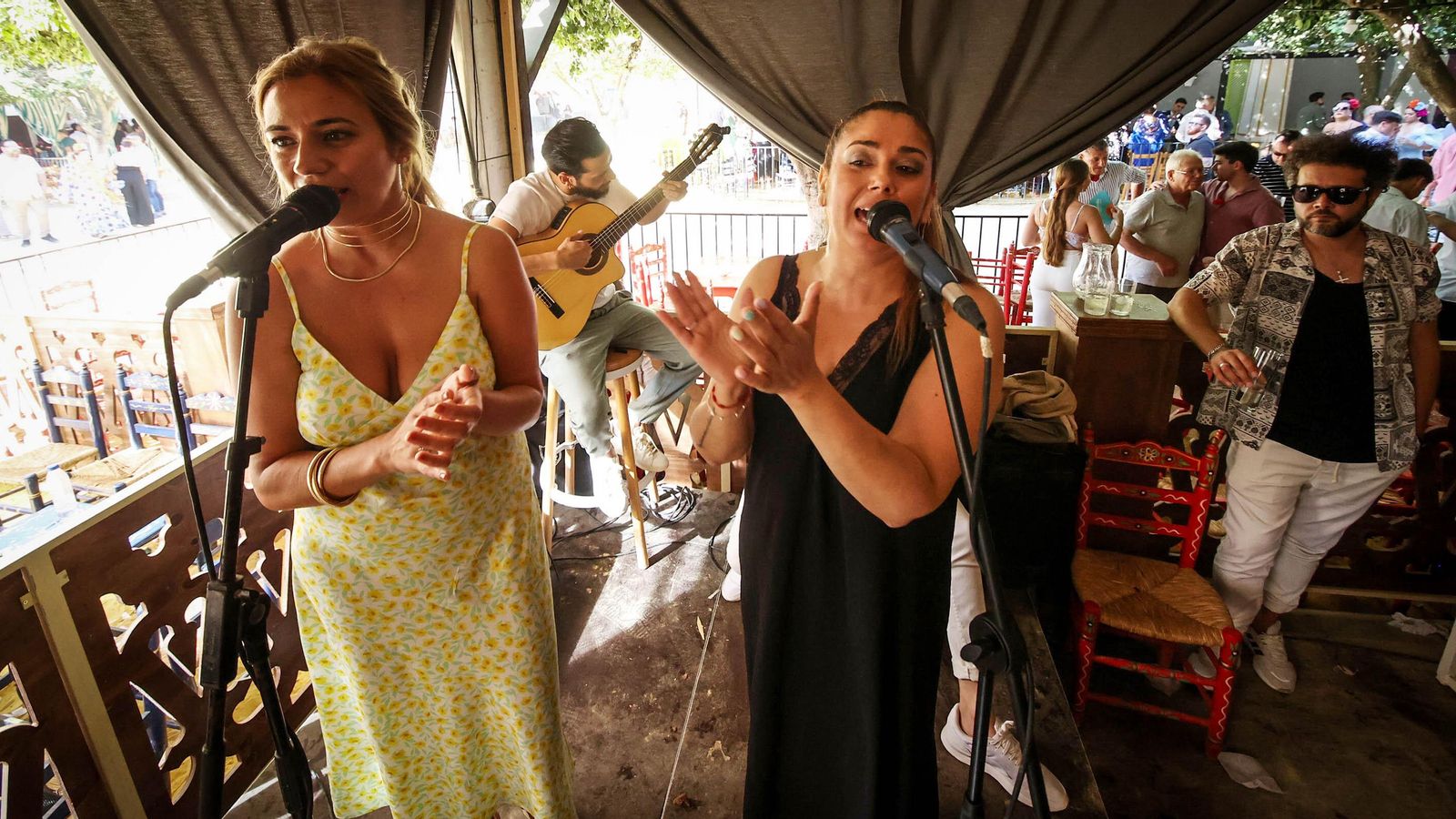 Actuación flamenca en una caseta de la Feria.