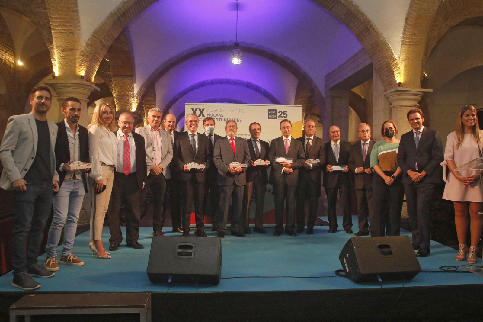 Foto de familia de los galardonados, con las instituciones.