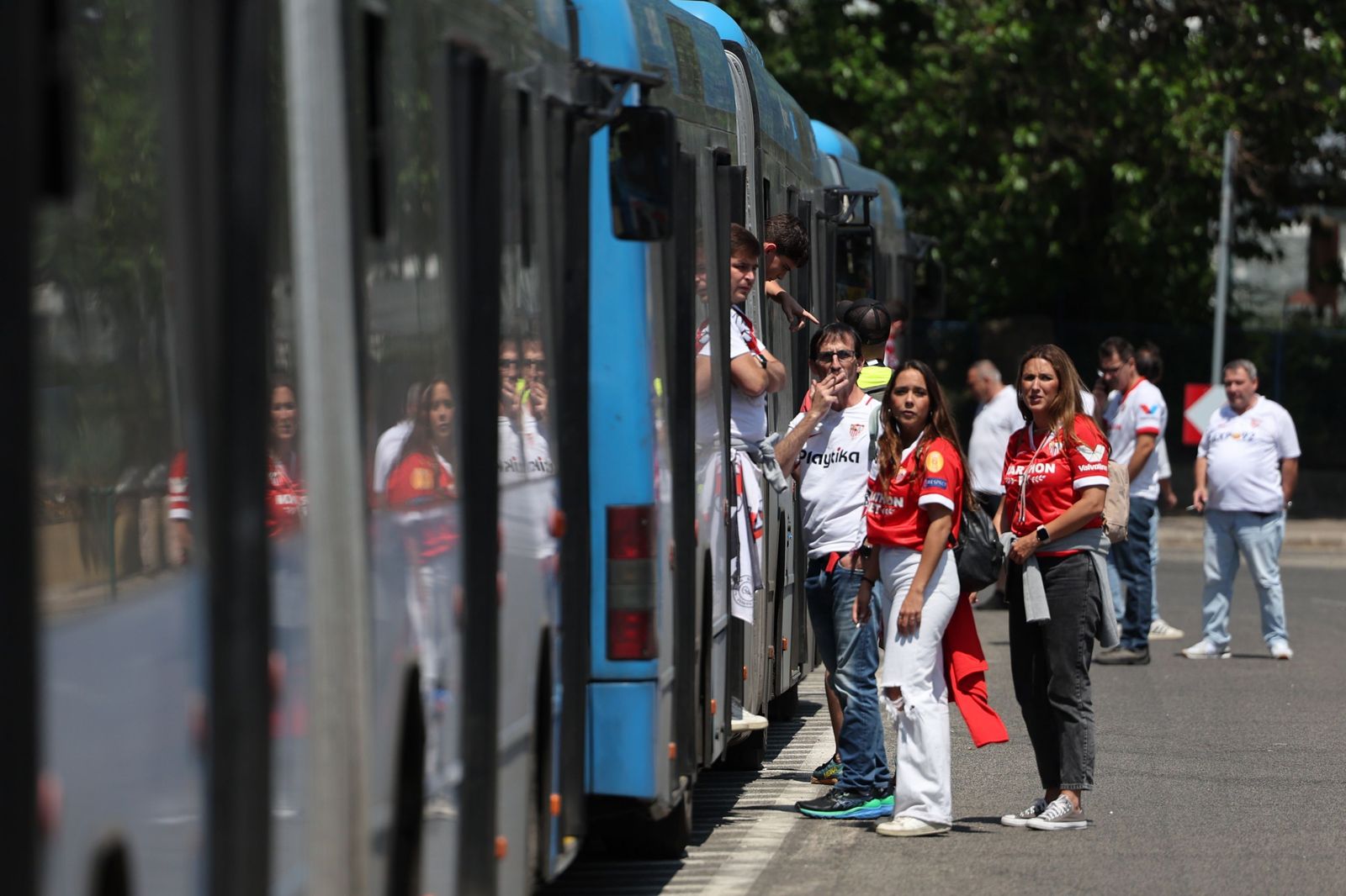 La llegada de aficionados sevillistas a Budapest